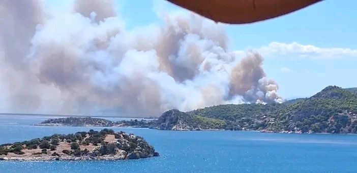 Μεγάλη φωτιά στη Σαλαμίνα – Μπαράζ Μπαράζ μηνυμάτων 112 για εκκενώσεις