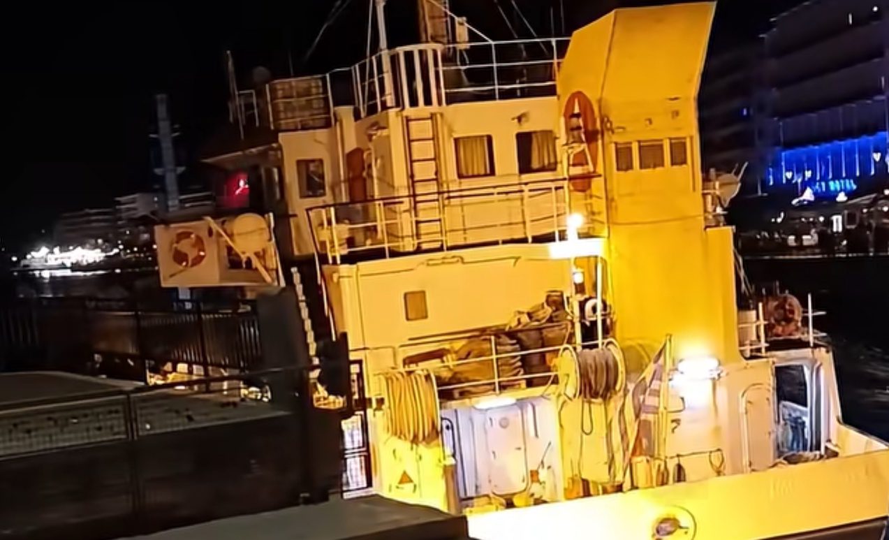 Συναγερμός στη Χαλκίδα: Καράβι ακούμπησε πάνω στη γέφυρα του Ευρίπου