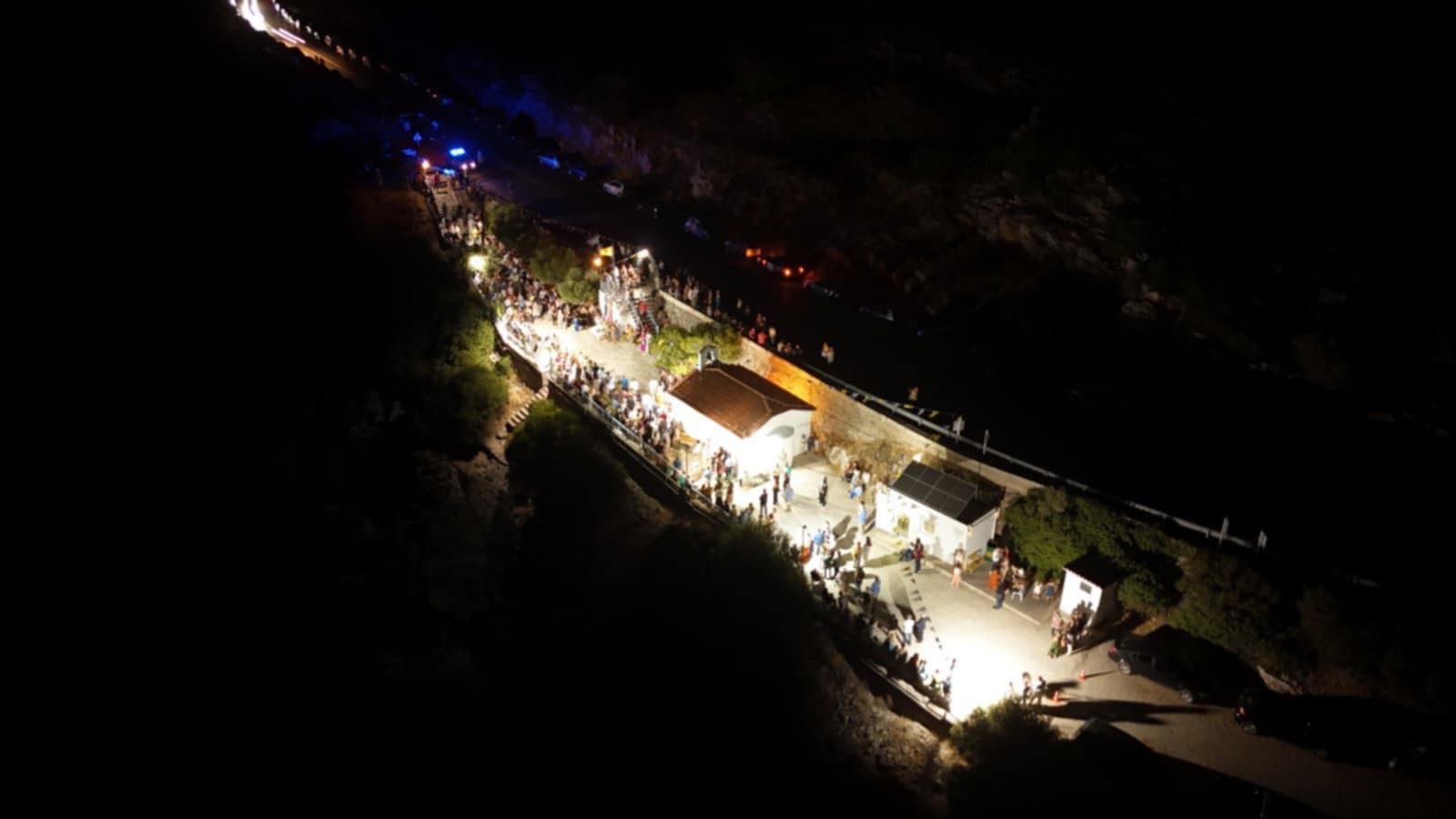 Εύβοια: Ρίγη συγκίνησης στο εκκλησάκι που γιορτάζει και βρίσκεται πάνω σε βράχια!