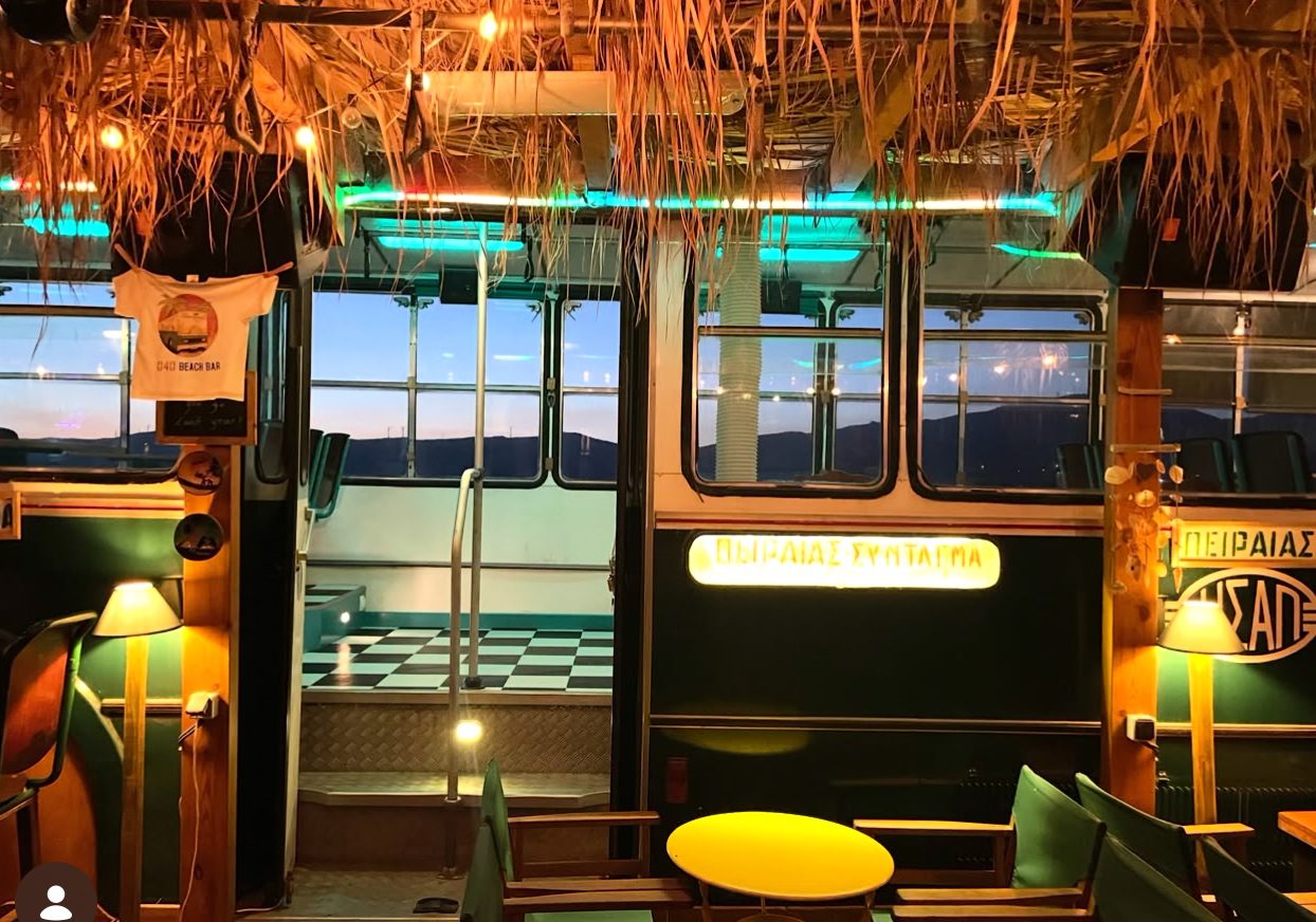 Ένα παλιό λεωφορείο μετατράπηκε σε beach bar στην Κάρυστο! Δείτε πού βρίσκεται