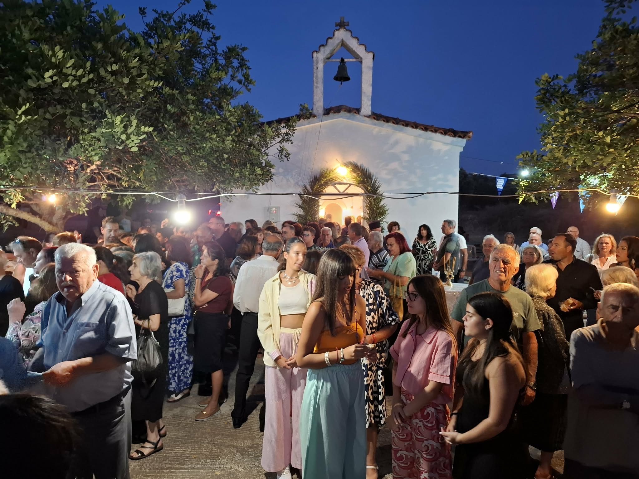 Πλημμύρισε από πιστούς αυτό το γραφικό ξωκλήσι στην Εύβοιας