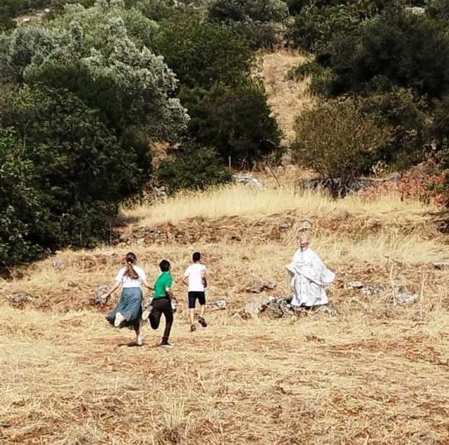 Εύβοια: Ιερέας έτρεξε μαζί με τα παιδιά στα χωράφια! Ο λόγος