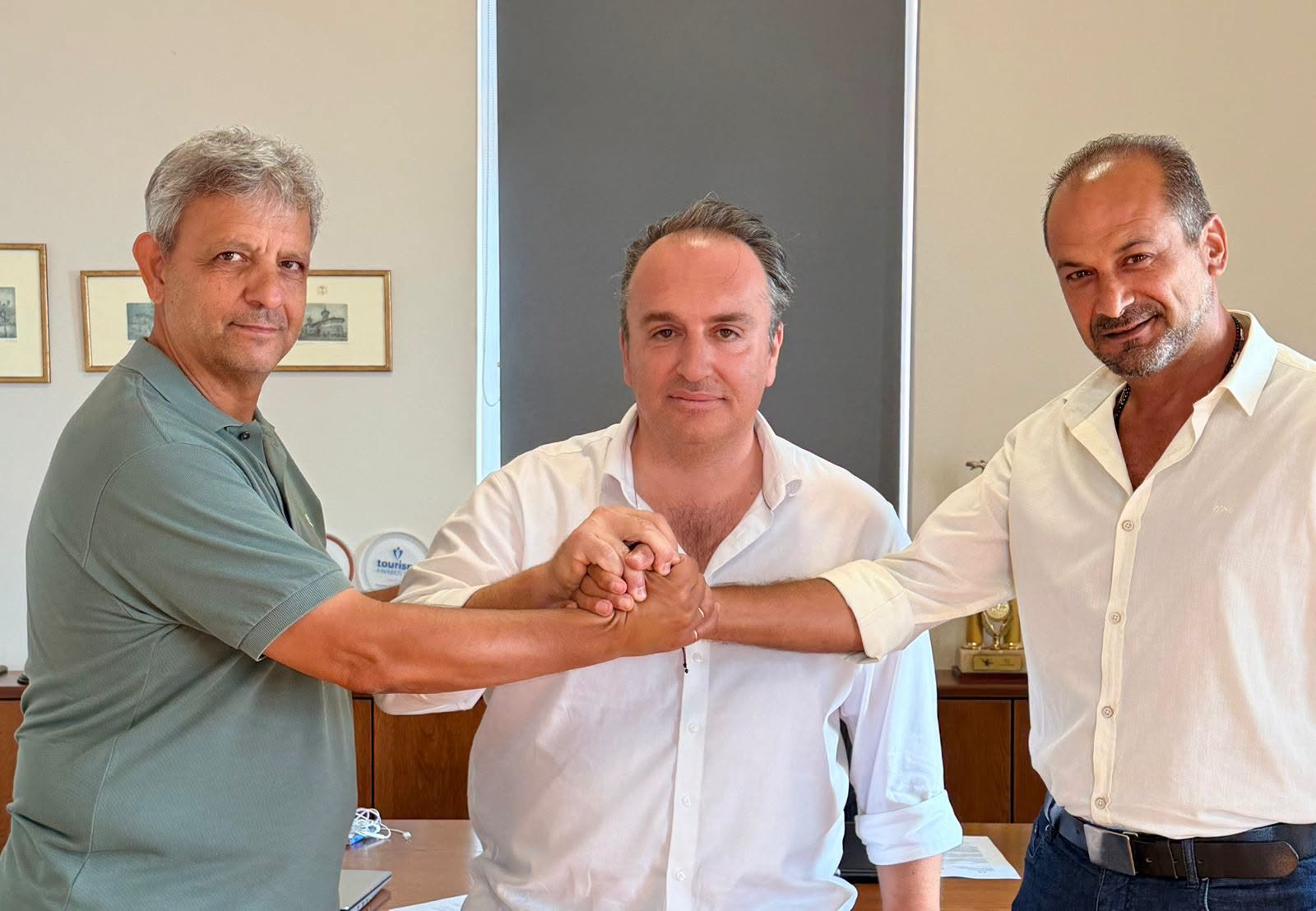 Ιστορική συνεργασία στην Εύβοια: Έπεσαν οι υπογραφές
