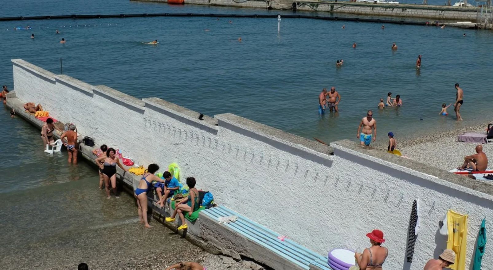 Καβγάς για τον διαχωρισμό ανδρών και γυναικών – Η παραλία που «βουλιάζει» από κόσμο