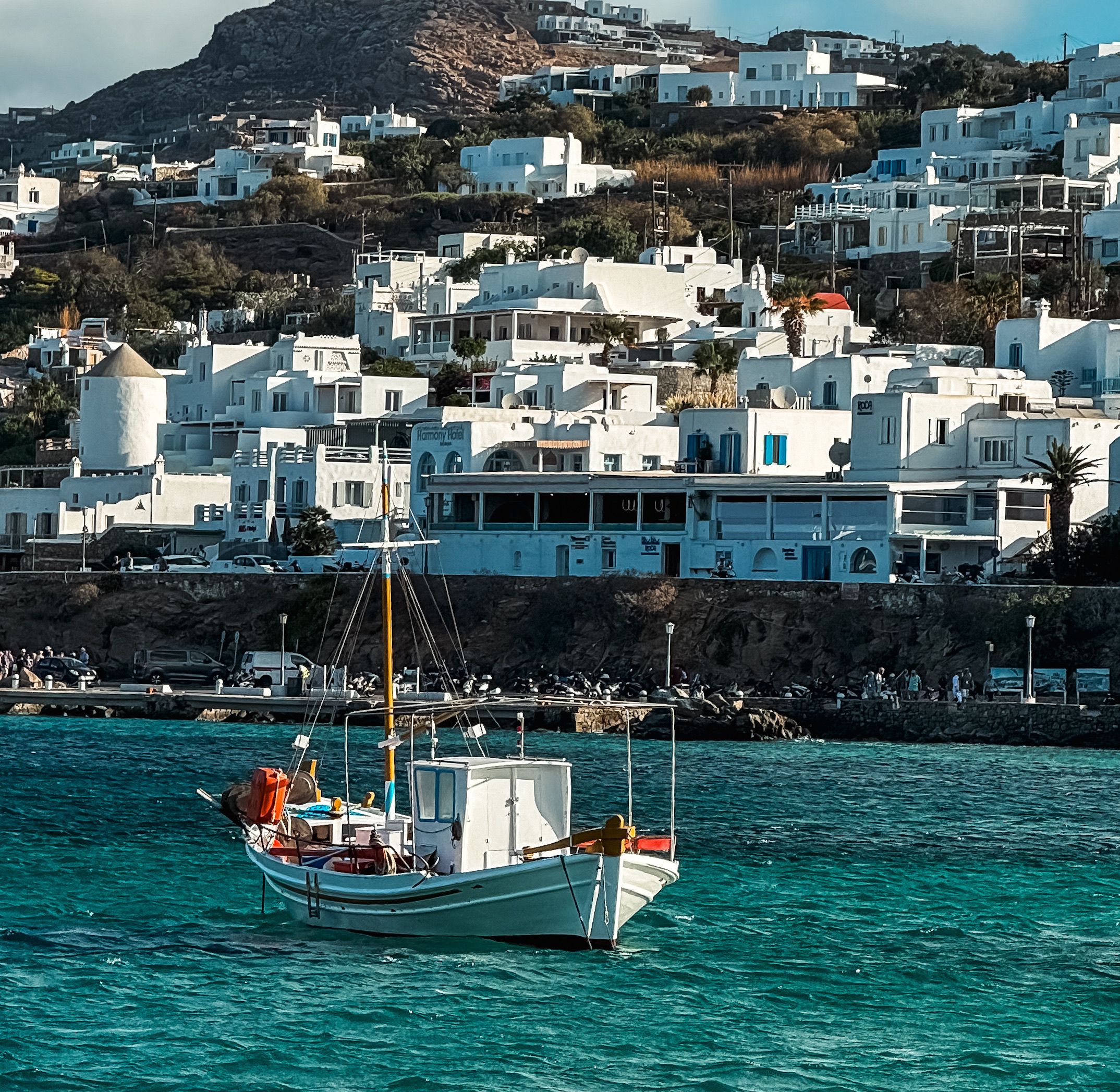 Σάλος με γνωστό beach bar στη Μύκονο – Νέες καταγγελίες για εξωφρενικές χρεώσεις