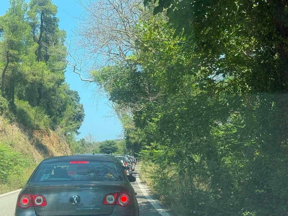 Χάος στην Εύβοια: Ουρά χιλιομέτρων μέσα στον Αύγουστο – «Κινδυνεύουμε να χάσουμε το πλοίο!»