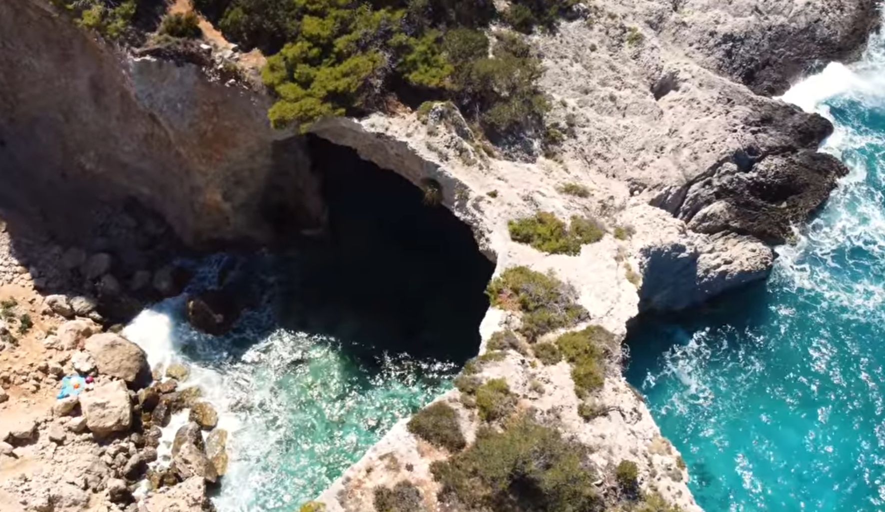 Παραλία «διαμάντι»: Θυμίζει Κουφονήσια και απέχει μόλις 1,5 ώρα από την Αθήνα