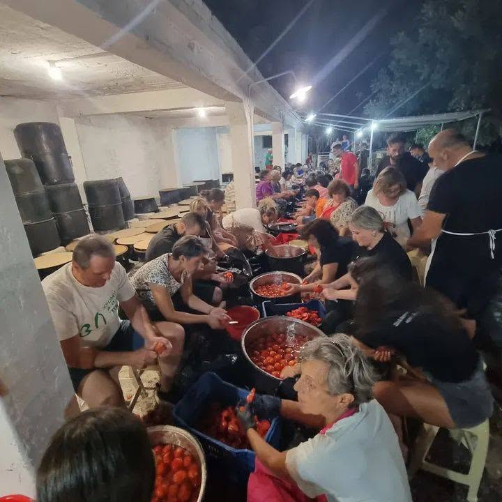 Εύβοια: Όλο το χωριό ενώνεται για το «στιφάδο της Παναγίας» – Το έθιμο που συνεχίζεται