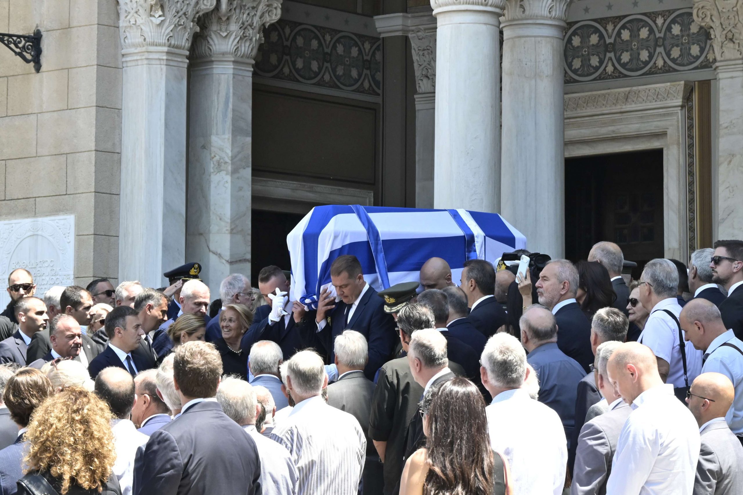 Σε κλίμα συγκίνησης η κηδεία του Γιάννη Βαρβιτσιώτη – Πολιτικοί και πλήθος κόσμου στο ύστατο χαίρε