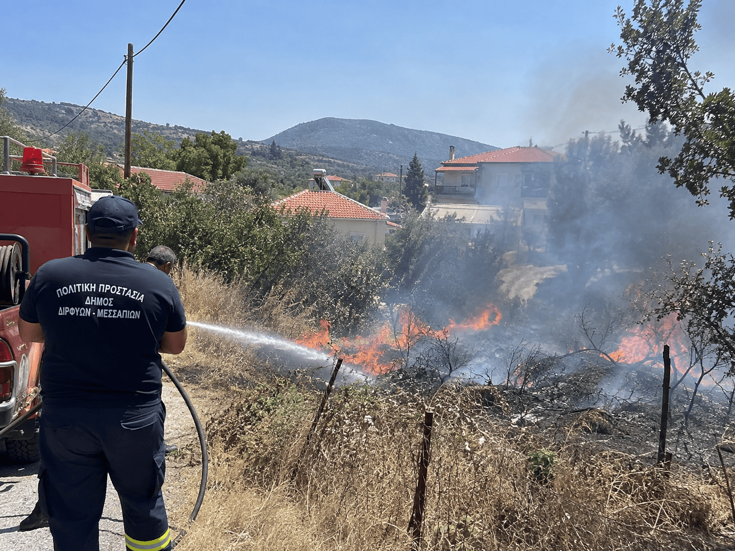 Φωτιά στην Εύβοια κοντά σε σπίτια – Η πρώτη εικόνα