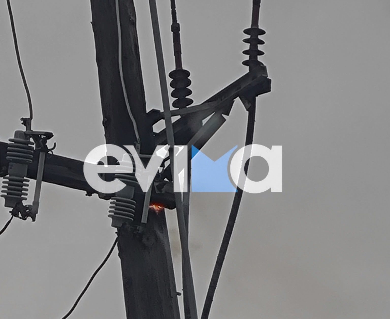 Συναγερμός τώρα στην Εύβοια: Φωτιά σε κολώνα της ΔΕΗ έξω από κατάστημα
