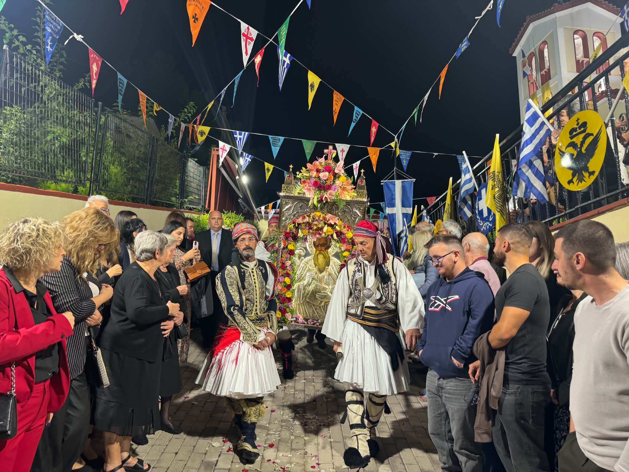 Ρίγη συγκίνησης στο Μαντούδι Ευβοίας! Το χωριό γιορτάζει και βούλιαξε από κόσμο