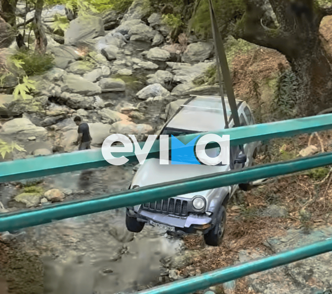 Συναγερμός στην Εύβοια: Αυτοκίνητο έπεσε μέσα σε ποτάμι – Βίντεο