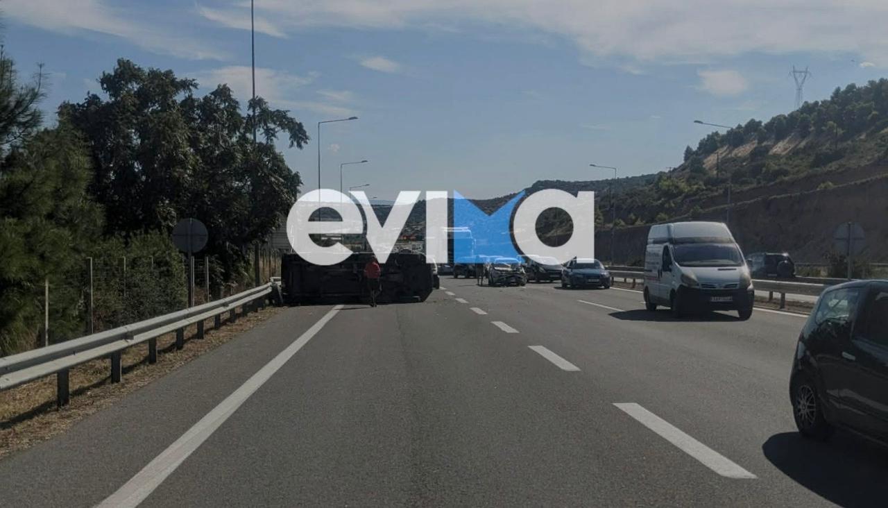 Σφοδρή σύγκρουση δύο οχημάτων σε κεντρικό δρόμο της Εύβοιας – Υπάρχει τραυματίας