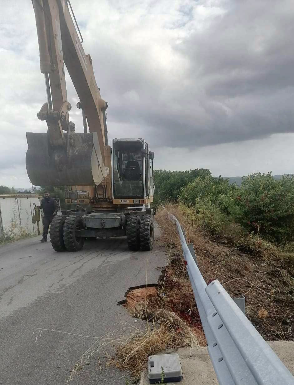 Συναγερμός στην Εύβοια: Έπεσε δρόμος από την κακοκαιρία
