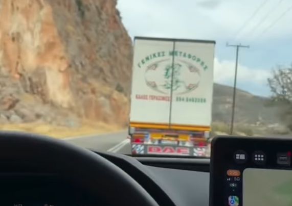 Το πιο απρόσμενο τηλεφώνημα στον δρόμο: «Μπορούμε να σας προσπεράσουμε;»