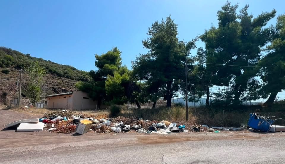 Γήπεδο της Εύβοιας πλημμυρίζει από σκουπίδια