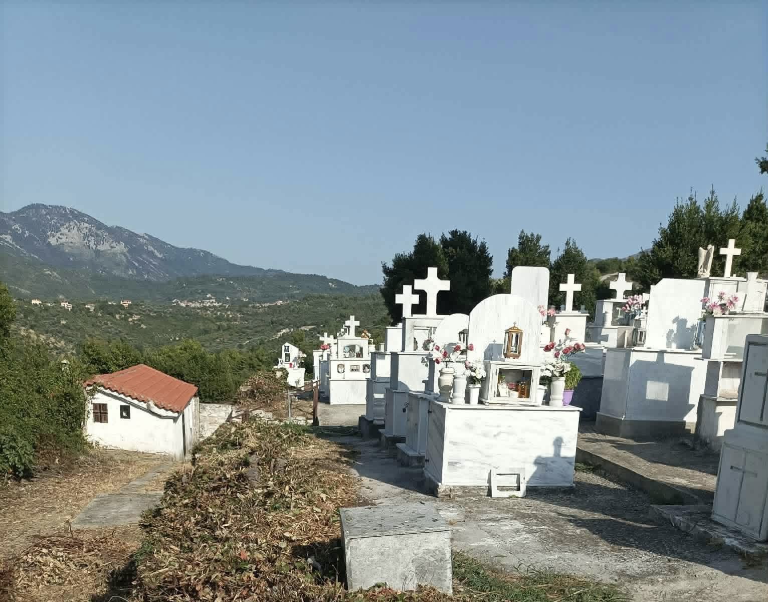 Έλαμψε το νεκροταφείο σε χωριό της Εύβοιας