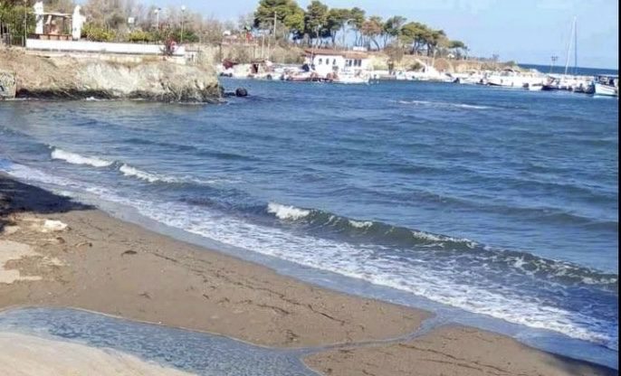 Εικόνα σοκ από παραλία στην Εύβοια: Γέμισε με λύματα