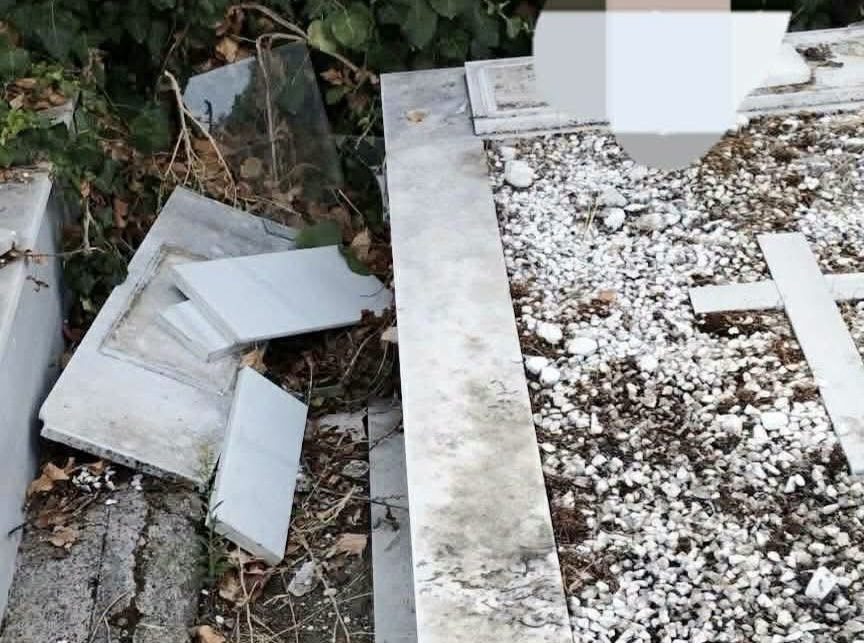 Οργή στην Εύβοια: Βανδάλισαν τάφους και έκλεψαν αντικείμενα από νεκροταφείο