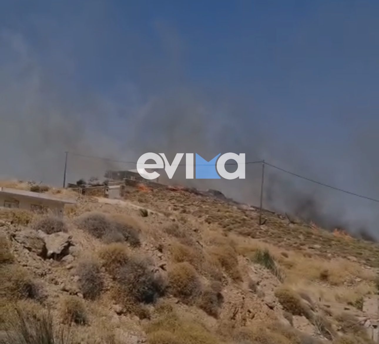 Φωτιά στην Εύβοια δίπλα σε σπίτια: Νέο 112, εκκενώνεται περιοχή