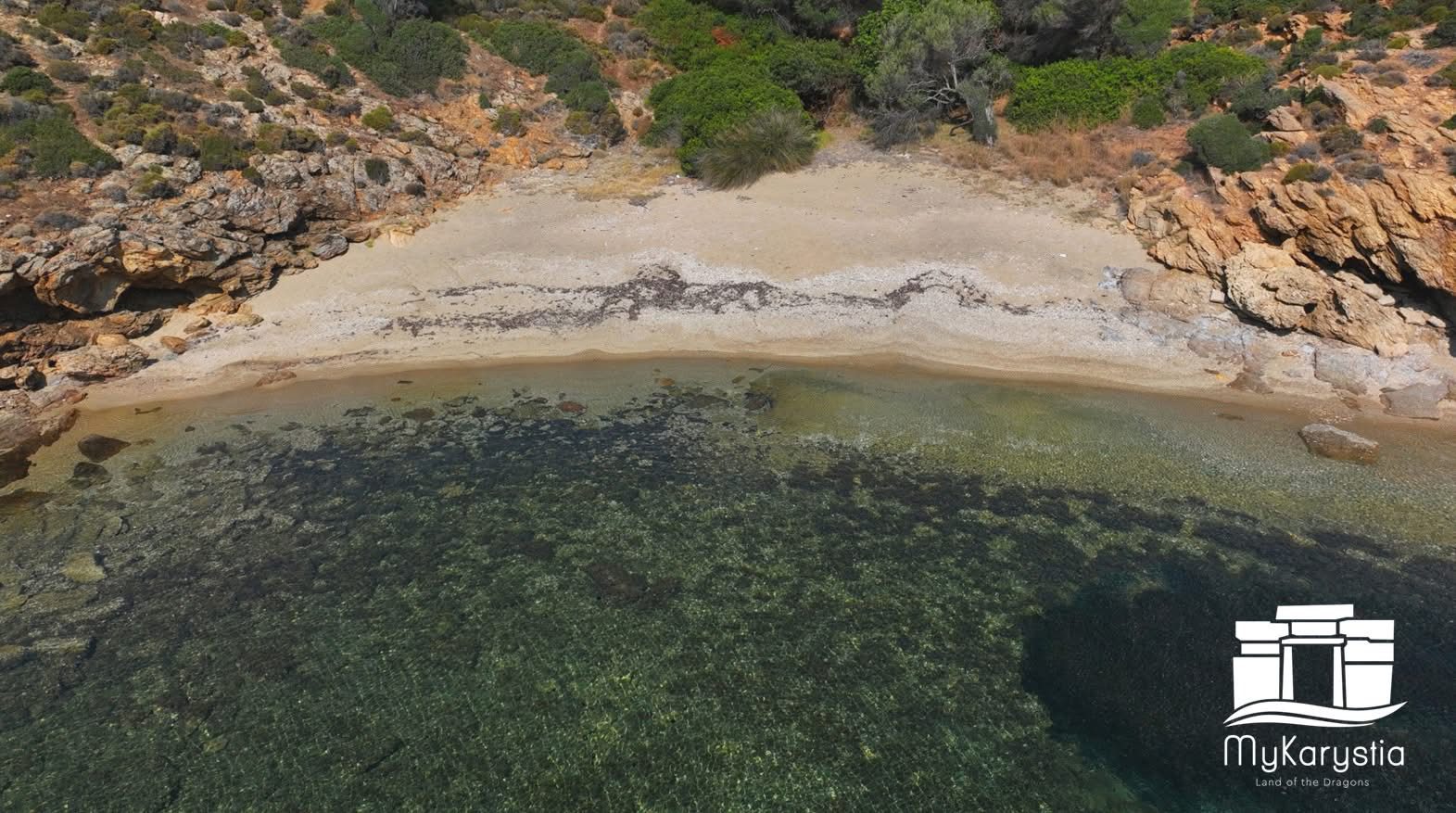Σε αυτή την παραλία της Εύβοιας πας μόνο με κανό!