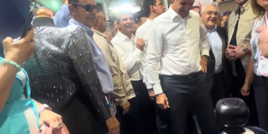 Η… απρόσμενη συνομιλία Μητσοτάκη με ρομπότ στη ΔΕΘ