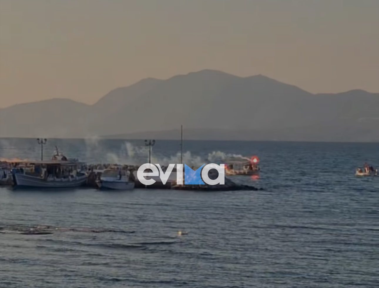 Εύβοια: Ρίγη συγκίνησης στην υποδοχή της Παναγίας Λαγκαδιώτισσας – Η Ιερά Εικόνα έφτασε με καΐκι (vid)