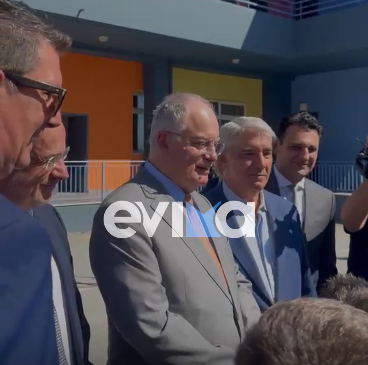 Εύβοια: – Η αυθόρμητη κουβέντα του Τασούλα με τους μαθητές που έκλεψε την παράσταση – Τι τους ρώτησε (vid)