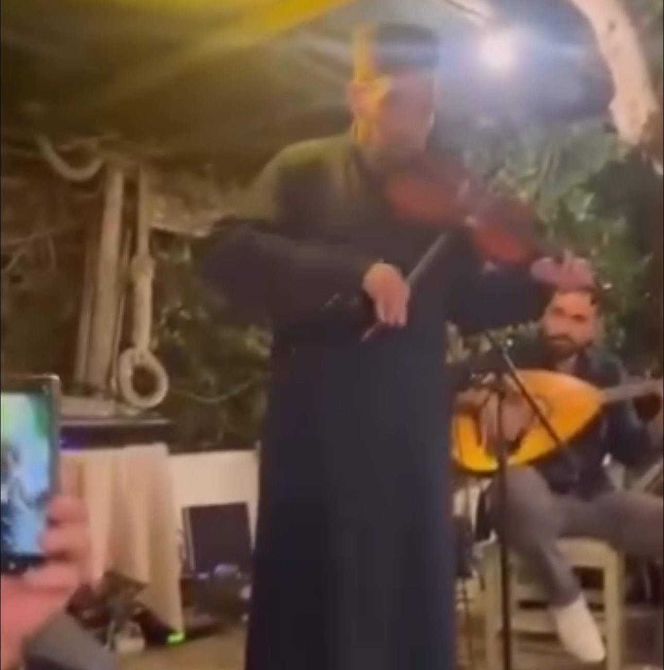 Ανατριχιαστικό αντίο του ιερέα που ήταν ο πρώτος βιολιστής του Γιώργου Μαζωνάκη (βίντεο)