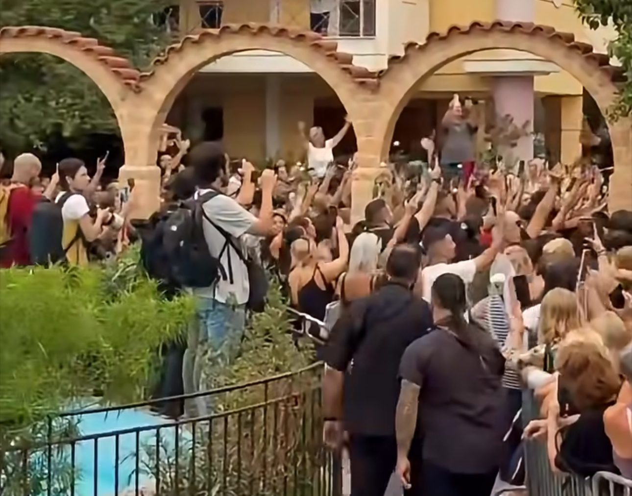 Γιώργος Μαζωνάκης: Λαοθάλασσα στη Νίκαια – Συγκλονιστικές στιγμές στην Αγία Τριάδα