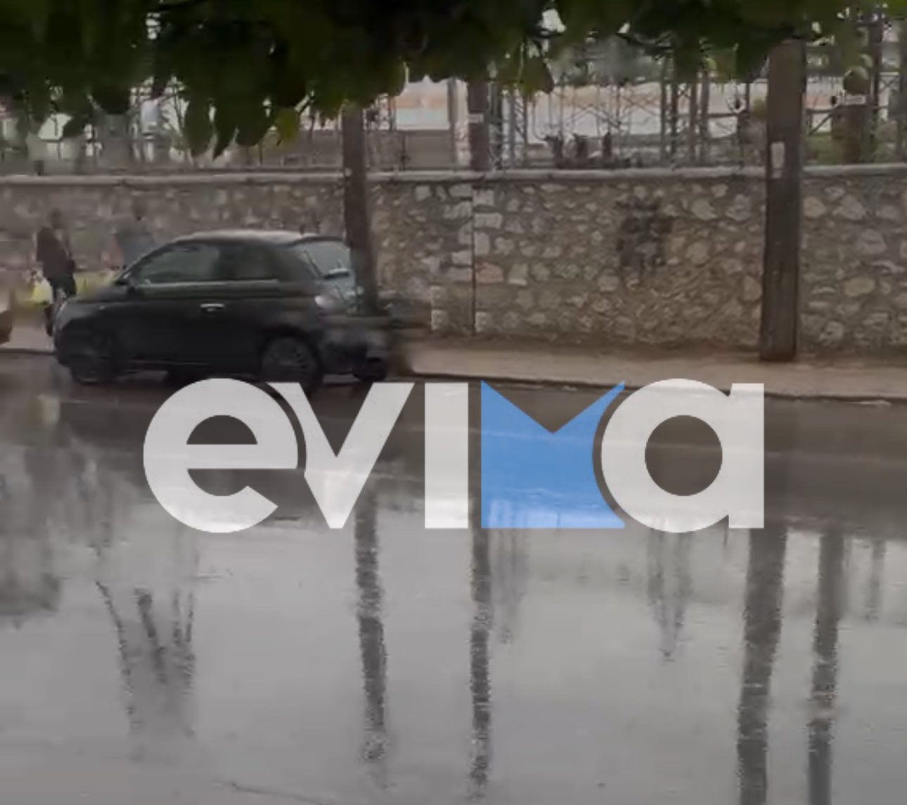 «Άνοιξαν οι ουρανοί στην Εύβοια: Ισχυρή βροχή και κεραυνοί – Προσοχή τις επόμενες ώρες»