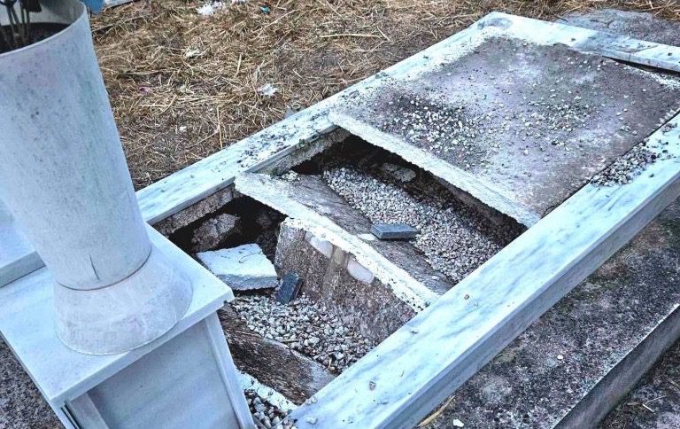 Οργή στην Εύβοια: Βανδάλισαν τάφο και έκλεψαν ακόμη και το καντήλι – Σοκαριστική εικόνα