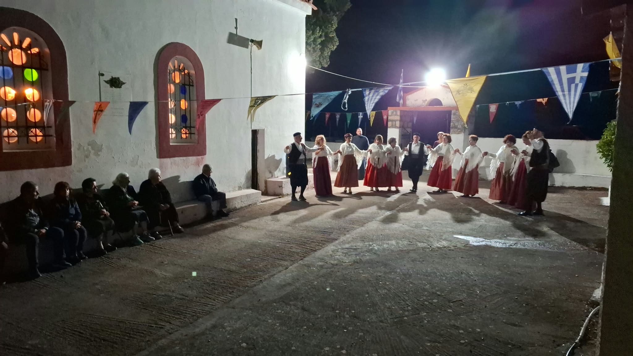 Εύβοια: Γιόρτασαν τον Άγιο Ιωάννη το Θεολόγο χορεύοντας παραδοσιακούς χορούς