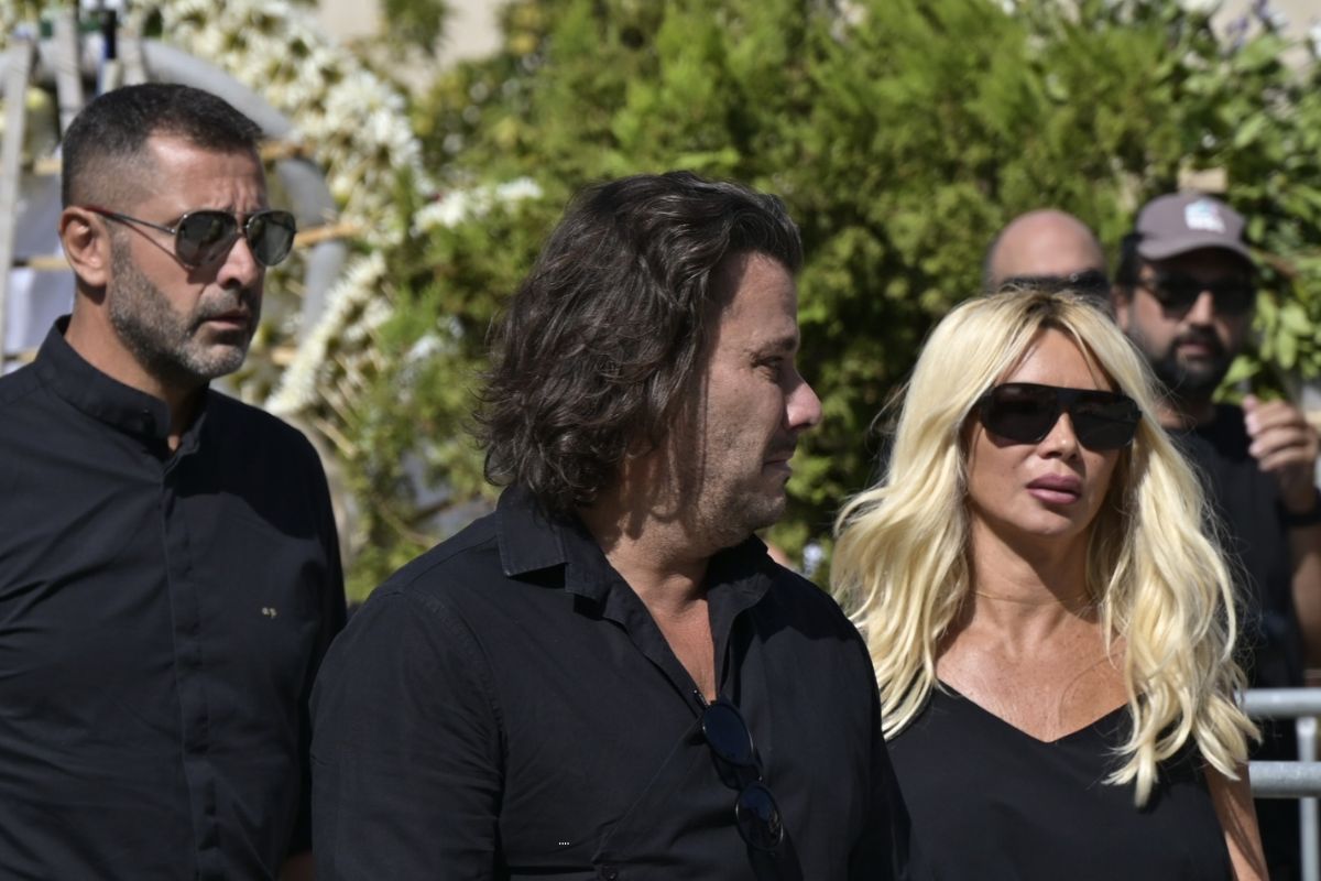 Λύγισε η Πάολα στην κηδεία του Γιώργου Μαζωνάκη: Οι εικόνες που συγκινούν
