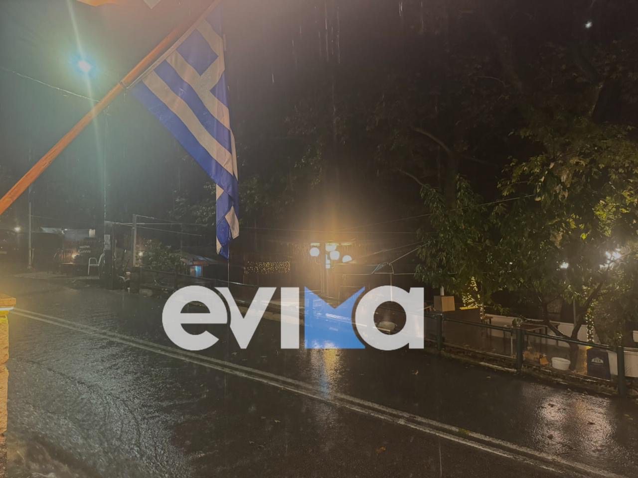 ΤΩΡΑ: Σφοδρή καταιγίδα σαρώνει την Εύβοια – Ποτάμια οι δρόμοι