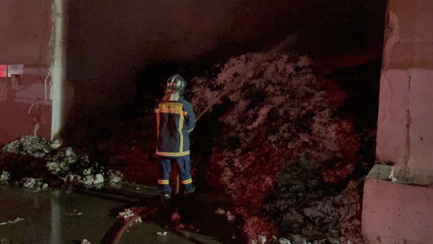 Μεγάλη φωτιά σε εργοστάσιο στα Τρίκαλα – Καίγονται έξι αποθήκες