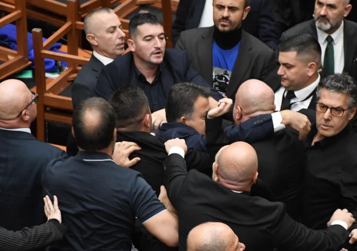 Χάος στην αλβανική Βουλή: Αναποδογύρισαν καρέκλες και πέταξαν νερό στον πρόεδρο