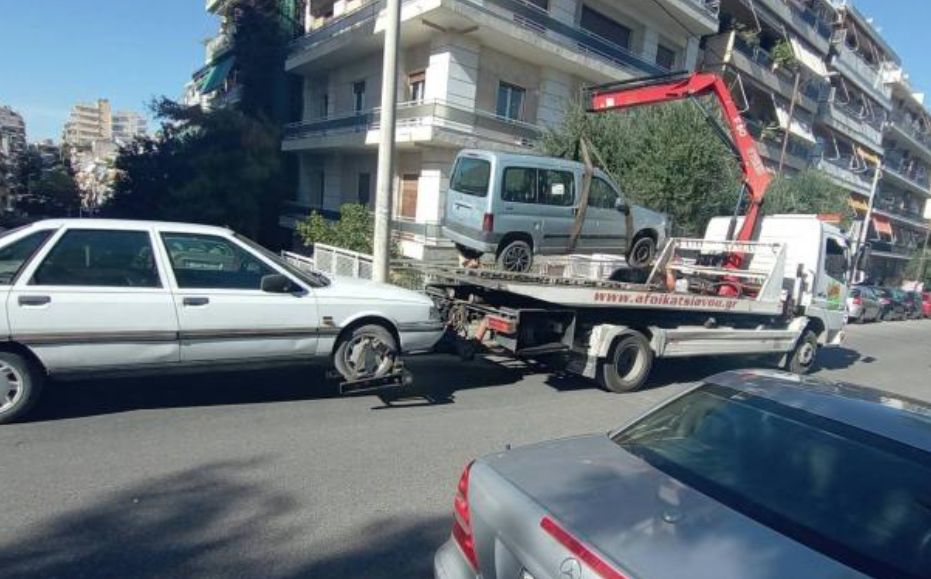 Χιλιάδες εγκαταλελειμμένα αυτοκίνητα δεσμεύουν θέσεις στάθμευσης – Τι κάνουν οι δήμοι