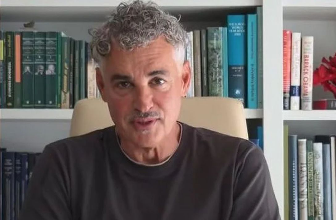Άρης Σπηλιωτόπουλος: Η απάντηση για το μαλλί και το μουστάκι του – «Δεν αλλάζω απόψεις»