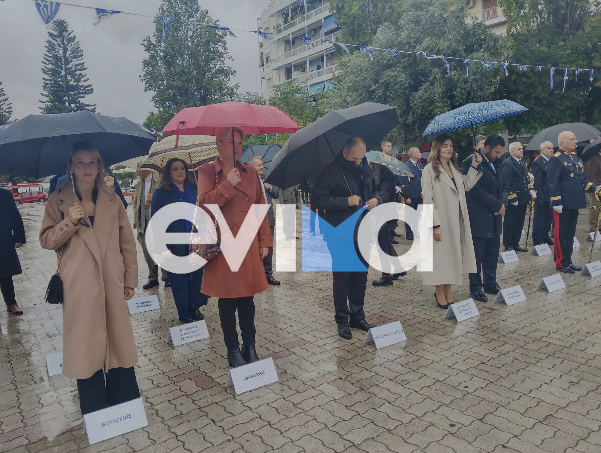 Χαλκίδα: Υπό καταρρακτώδη βροχή η κατάθεση στεφάνων για την 28η Οκτωβρίου
