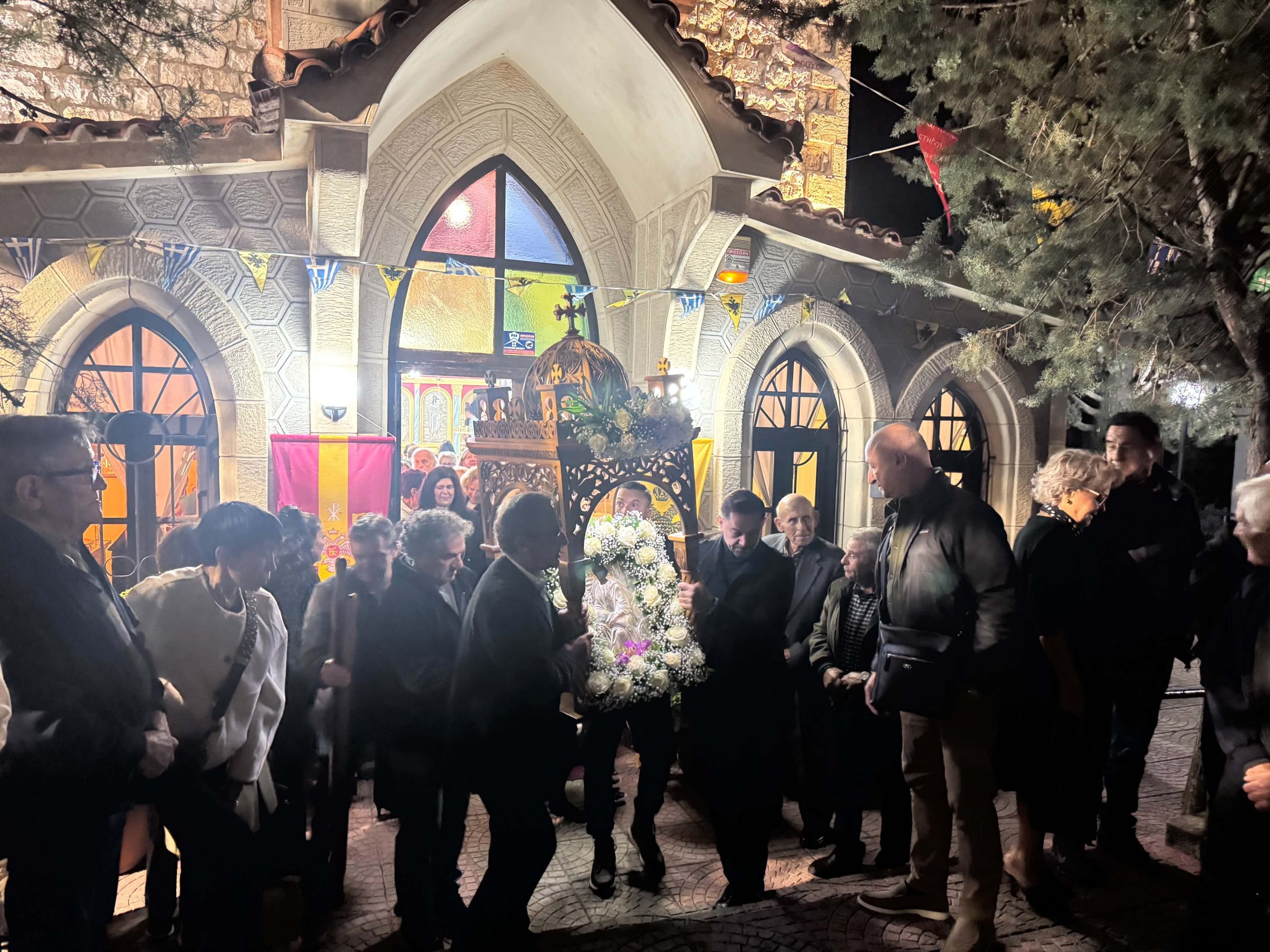 Ρίγη συγκίνησης κατά την περιφορά της εικόνας του Αγίου Λουκά σε αυτό το χωριό της Εύβοιας