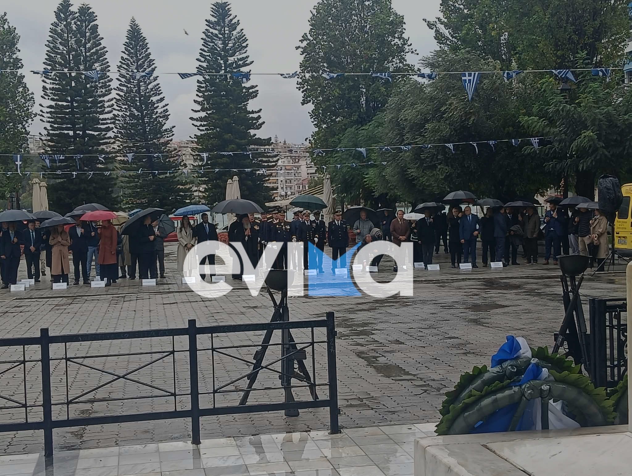 Χαλκίδα: Υπό καταρρακτώδη βροχή η κατάθεση στεφάνων για την 28η Οκτωβρίου