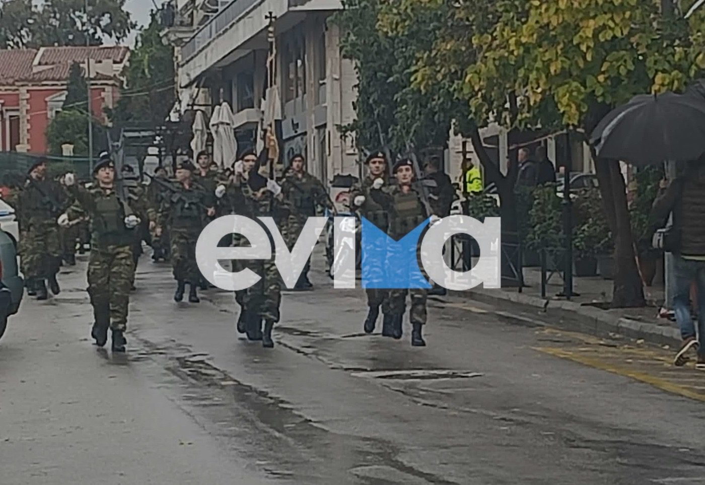 Υπερηφάνεια στη Χαλκίδα: Μόνο ο στρατός παρελαύνει λόγω κακοκαιρίας (vid)