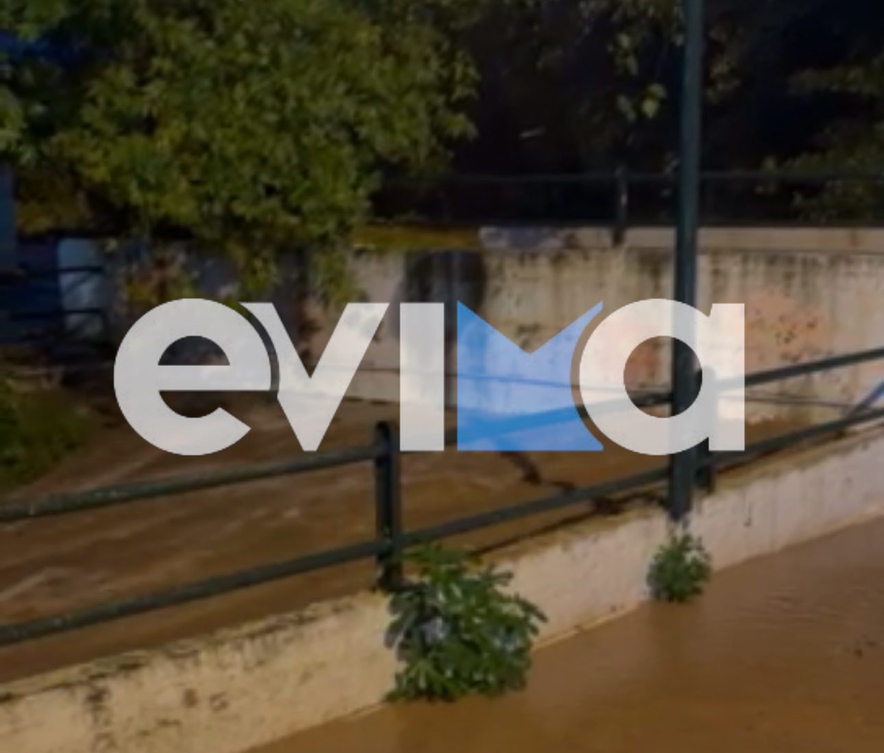 Στο «κόκκινο» η ανησυχία στην Εύβοια: Έτοιμο να υπερχειλίσει ποτάμι μέσα σε χωριό (vid)