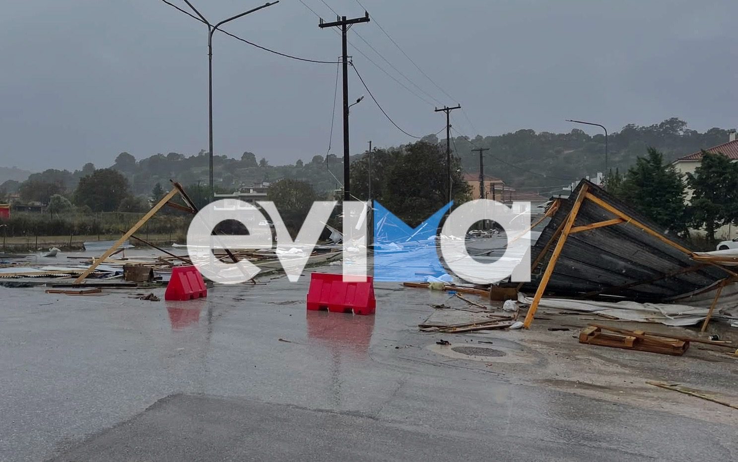 Εύβοια: Έπεσαν λαμαρίνες από την κακοκαιρία – «Τι θα γινόταν αν εγκλωβιζόταν άνθρωπος;»
