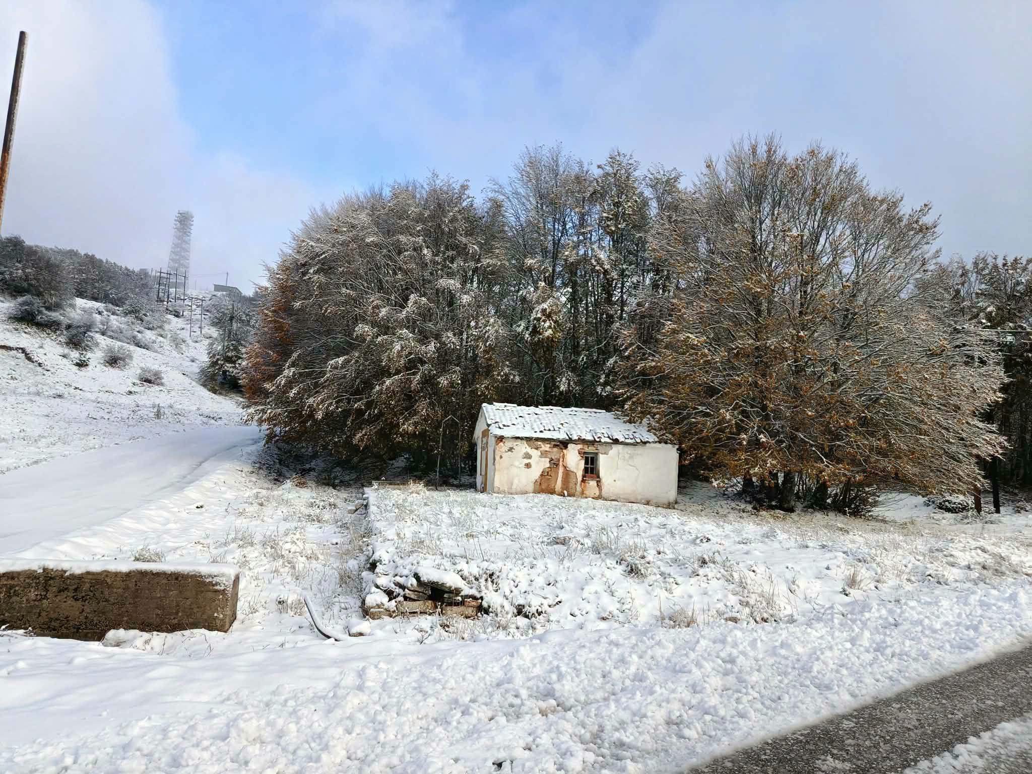 Έπεσαν τα πρώτα χιόνια στα ορεινά της χώρας! Πανέμορφες λευκές εικόνες