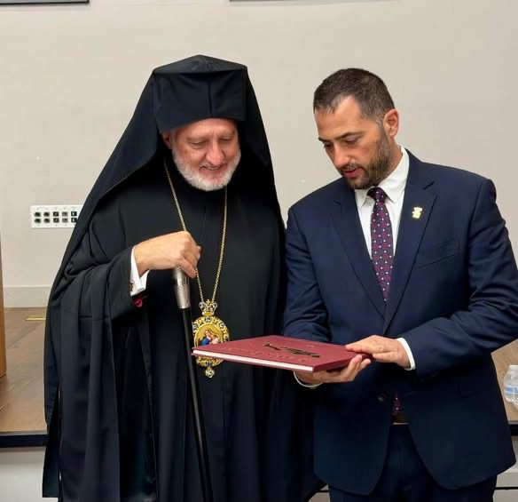 Στην Αμερική ο Φάνης Σπανός – Με ποιους συναντήθηκε