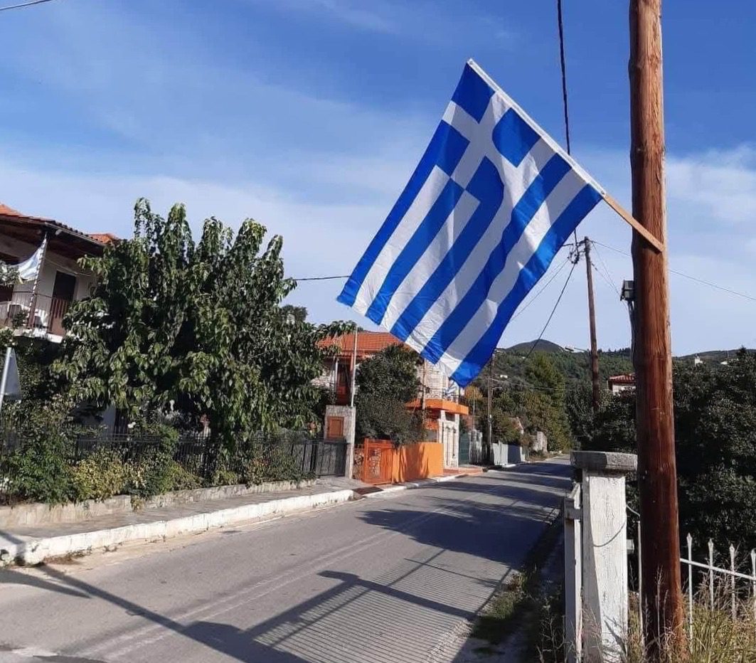 Η Εύβοια γεμίζει ελληνικές σημαίες – Τα χωριά ετοιμάζονται για την 28η Οκτωβρίου