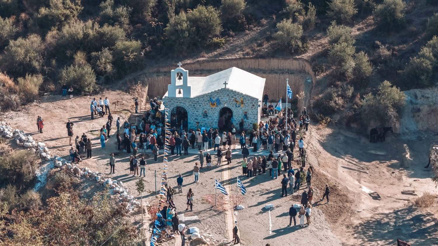 Ρίγη συγκίνησης στην Εύβοια: Δύο χρόνια κάτω από τη σκέπη του Μυροβλύτη αυτή η πόλη